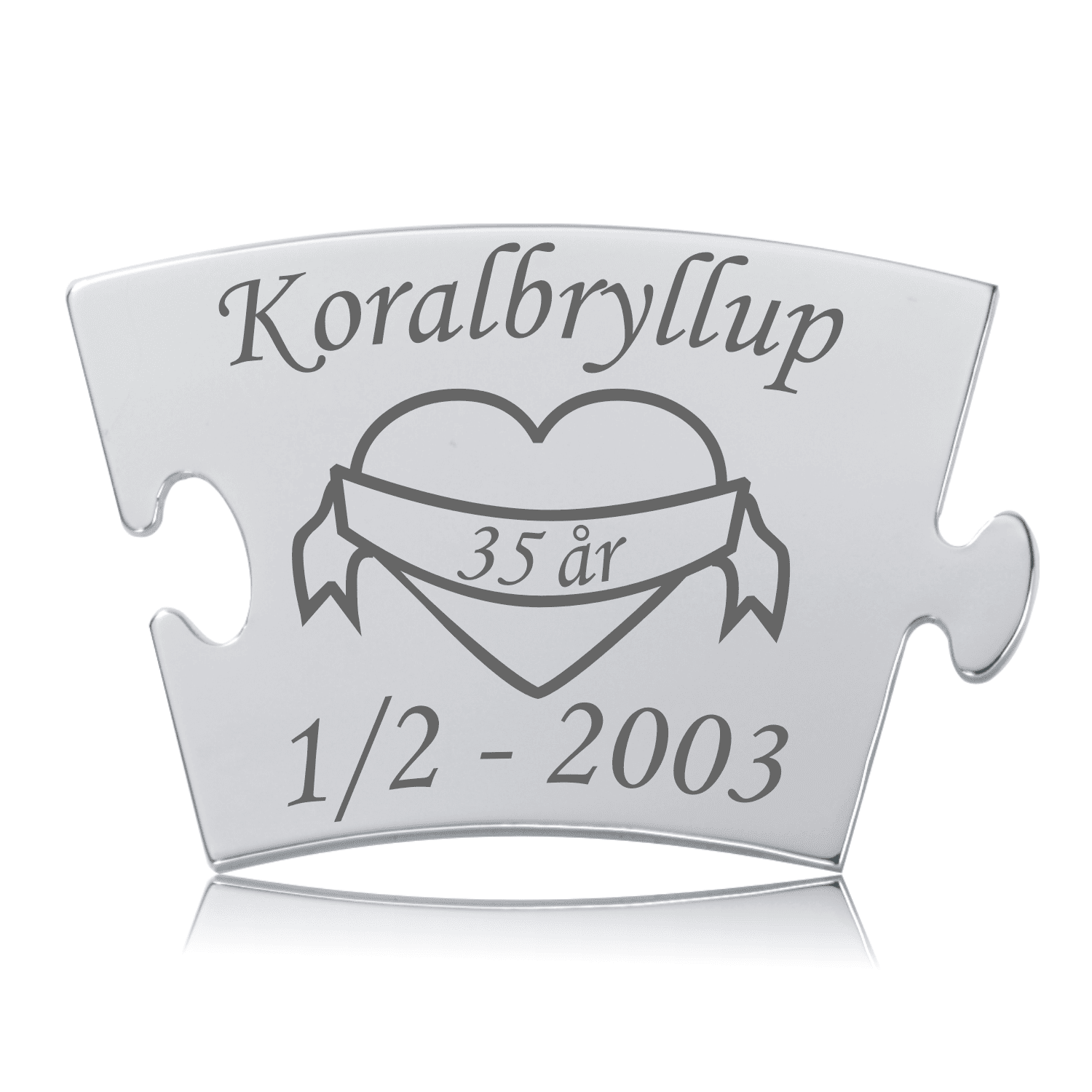 Koralbryllup Mindebrik - 35 års jubilæum Memozz Classic koralbryllup mindebrik i sølvfarvet stål med graveret tekst "Koralbryllup" og "35 år" indeni et hjerte