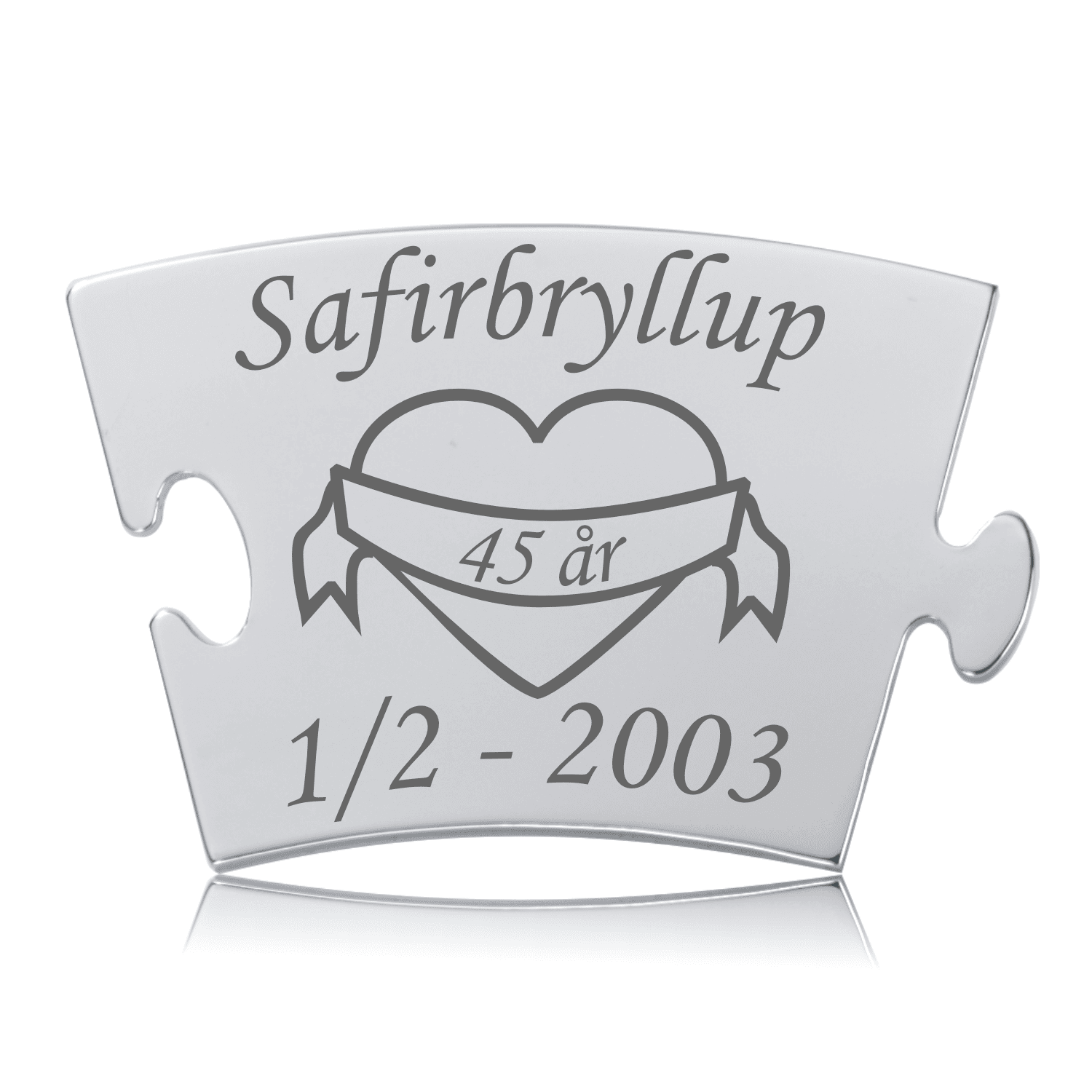 Safirbryllup Mindebrik i Stål Blankpoleret Safirbryllup brik i rustfrit stål med gravering af "Safirbryllup", hjerte, "45 år" og "1/2 2003"