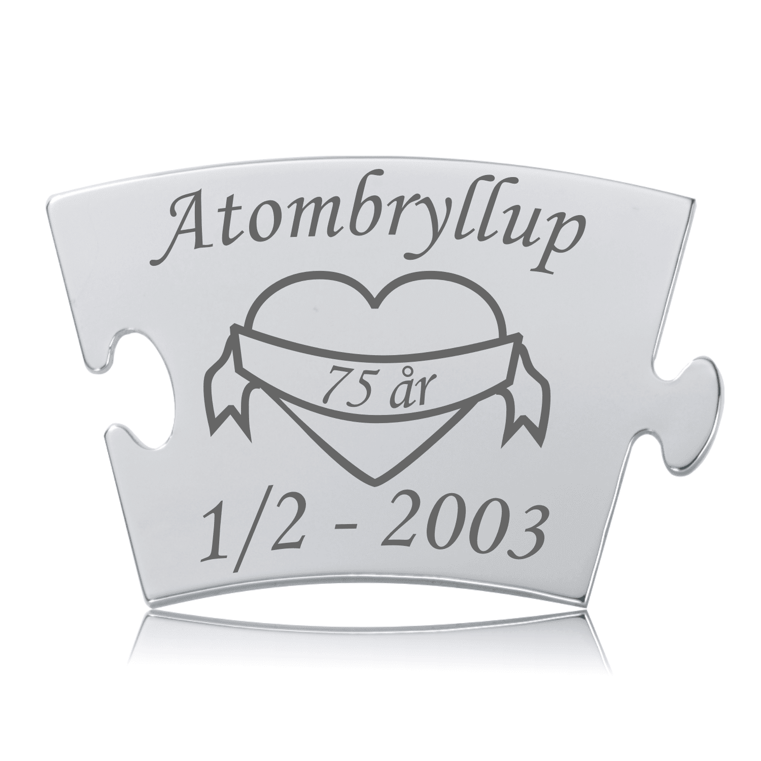 Atombryllup Brik 75 År Rustfrit Stål Memozz Classic Memozz Classic "Atombryllup" brik i poleret rustfrit stål med "Atombryllup" og "75 år" indgraveret, reflekterende overflade