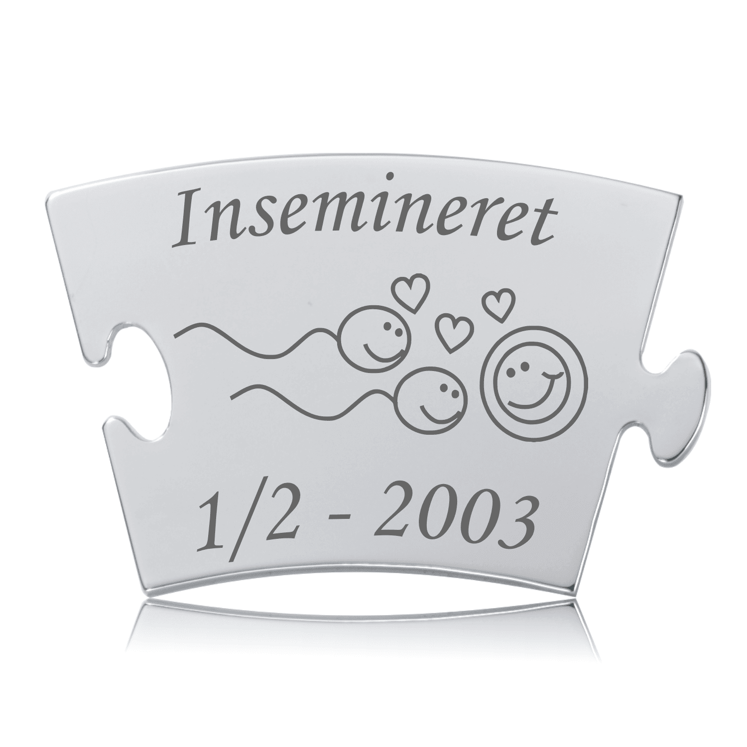 Rektangulær rustfri stål brik med graveret “Insemineret”, grafisk fremstilling af sædceller, ægcelle med smilende ansigter og små hjerter