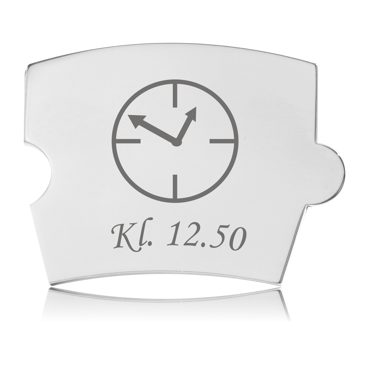 Memozz Spin Fødselstidspunkt brik i skinnende rustfrit stål med urskive og teksten "Kl. 12.50" dybt graveret i mørkegrå.