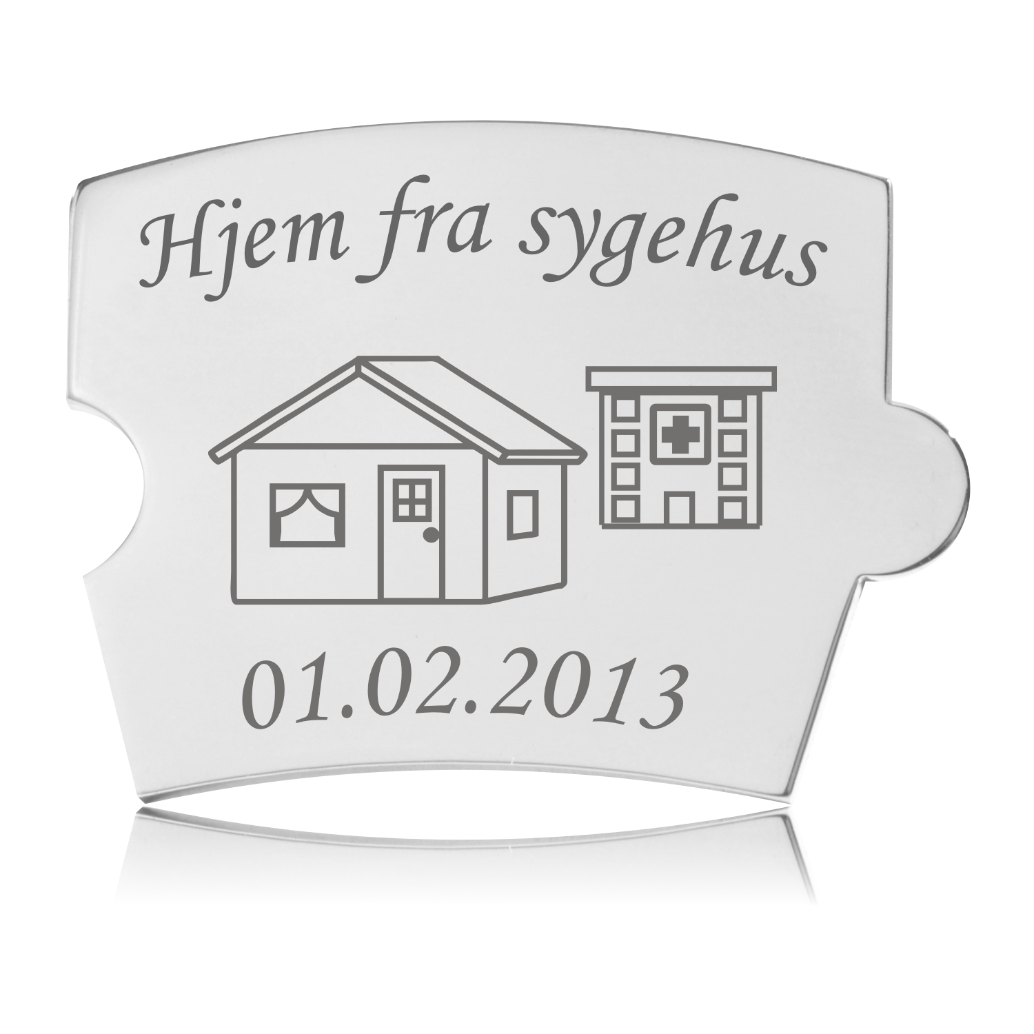 Memozz Spin brik i poleret rustfrit stål med teksten "Hjem fra sygehus", et hus og et sygehus samt en dato indgraveret