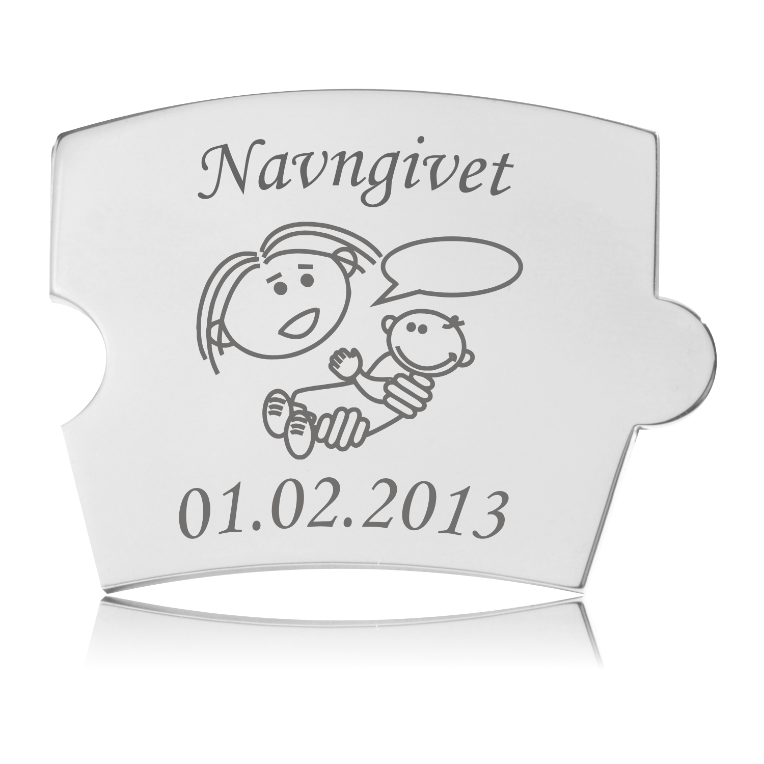 Memozz Spin Brik - Navngivet Memozz Spin brik i håndpoleret rustfrit stål med "Navngivet" gravering og figurer af voksen og baby, samt en dato, der symboliserer fødsel eller navngivning.