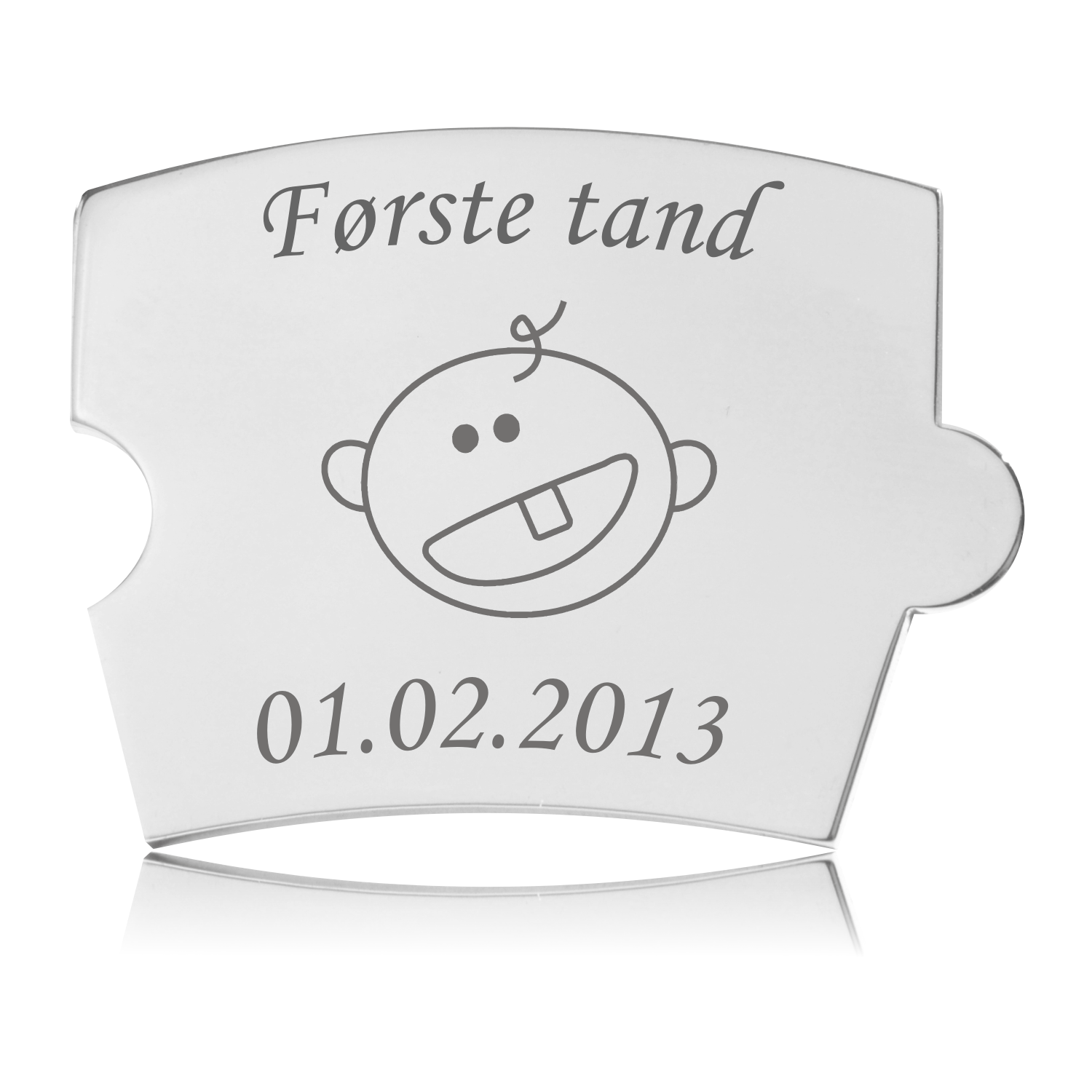 Memozz Spin mindebrik i håndpoleret rustfrit stål med teksten "Første tand" og et graveret babyansigt med en tand, perfekt til mindetavle.