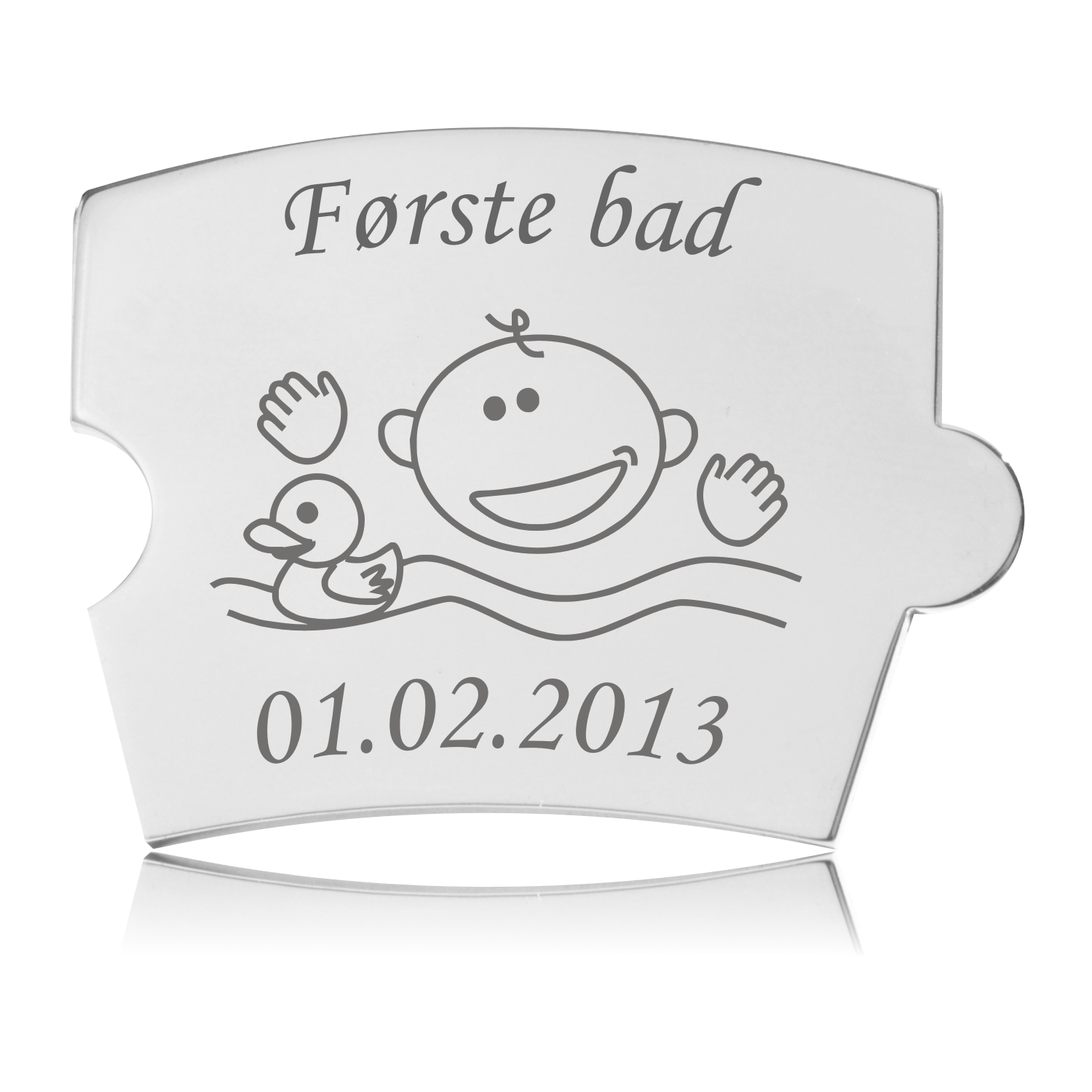Memozz Spin brik "Første bad" med motiv af glad baby, badeand og bølger, lasergraveret i rustfrit stål.