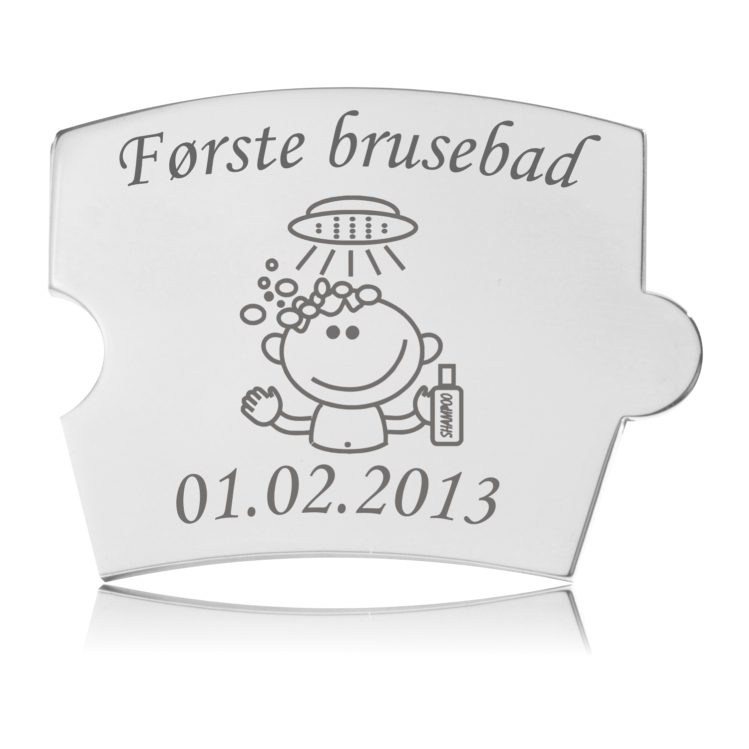 Memozz Spin brik i rustfrit stål med gravering af en glad baby i badekar og teksten "Første brusebad"
