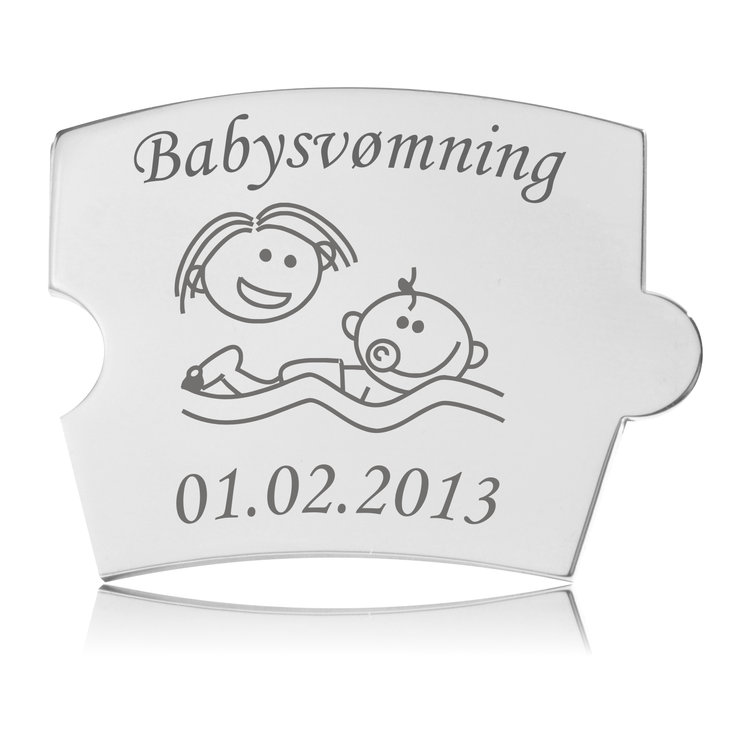 Memozz Spin brik i poleret rustfrit stål med gravering af en voksen og et spædbarn, der svømmer, teksten "Babysvømning" og en dato
