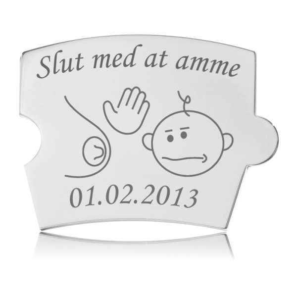 Spin brik - Slut med at amme Memozz Spin brik i poleret rustfrit stål med "Slut med at amme" gravering og illustration af en baby der afviser amning