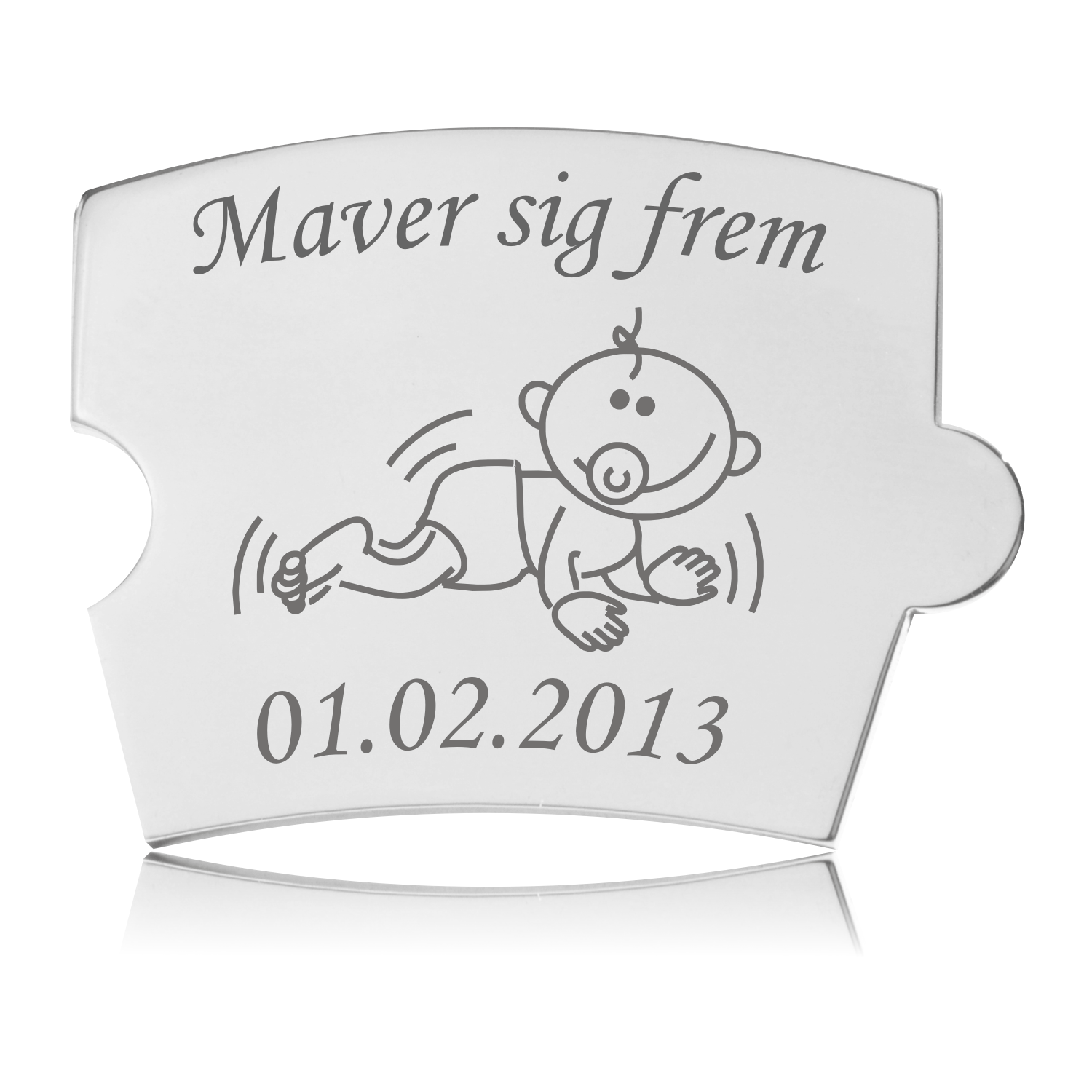 Spin - Maver sig frem Brik i Stål Memozz Spin brik i håndpoleret rustfrit stål med gravering af kravlende baby og teksten "Maver sig frem".