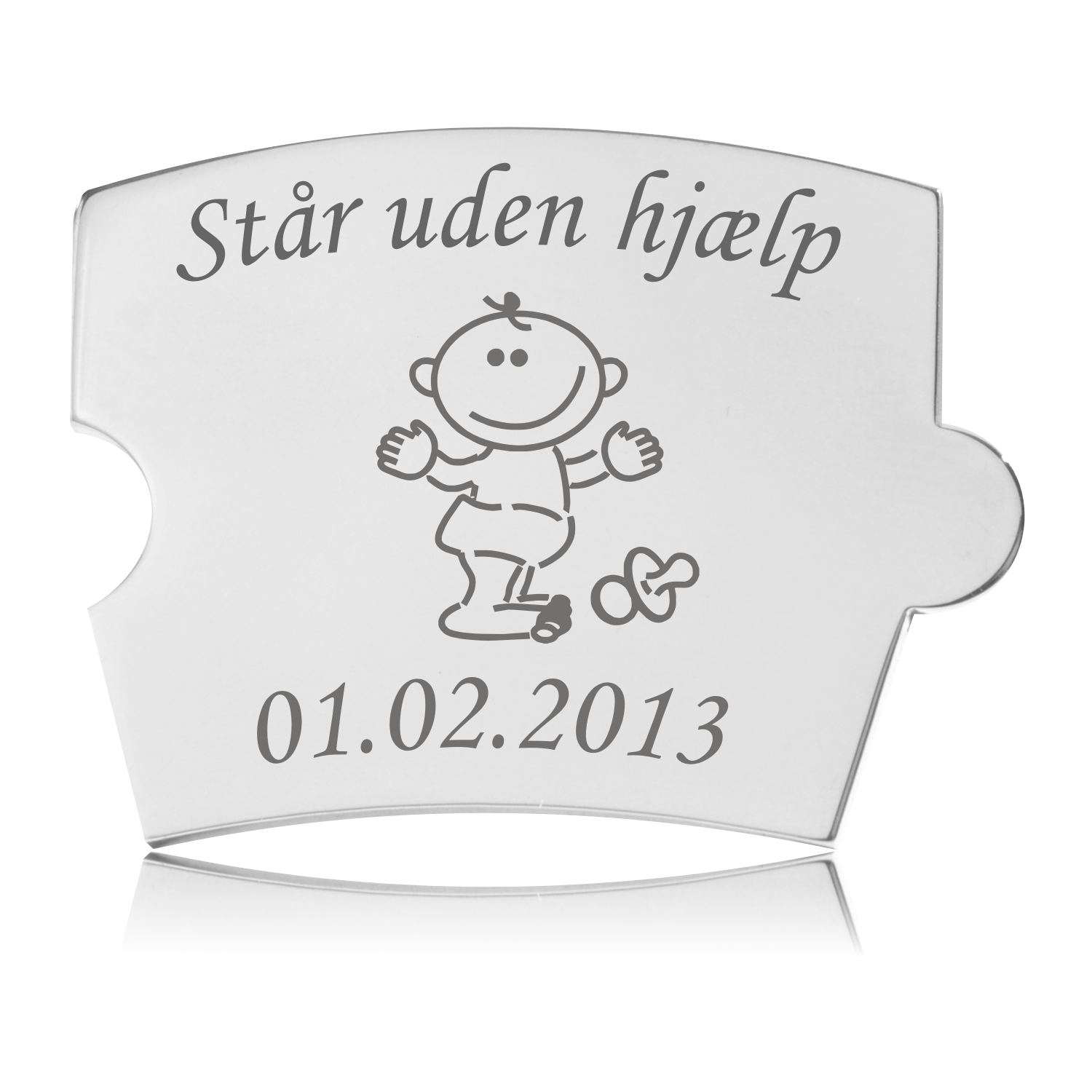 Memozz Spin brik i poleret stål med gravering 'Står uden hjælp' og en tegning af en baby. Brikken er til en mindetavle.