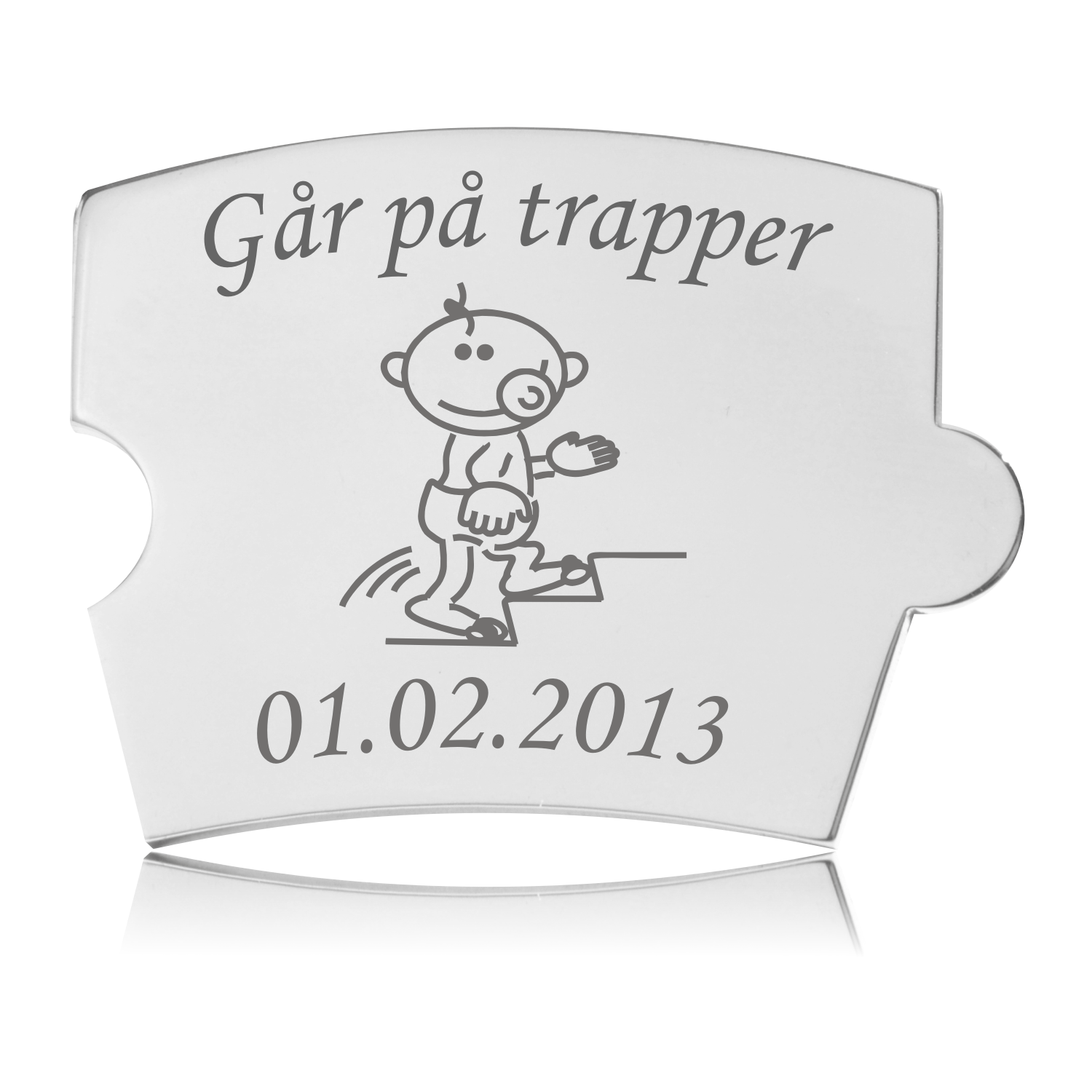 Memozz Spin brik i håndpoleret rustfrit stål med gravering: "Går på trapper" og tegning af baby samt dato.