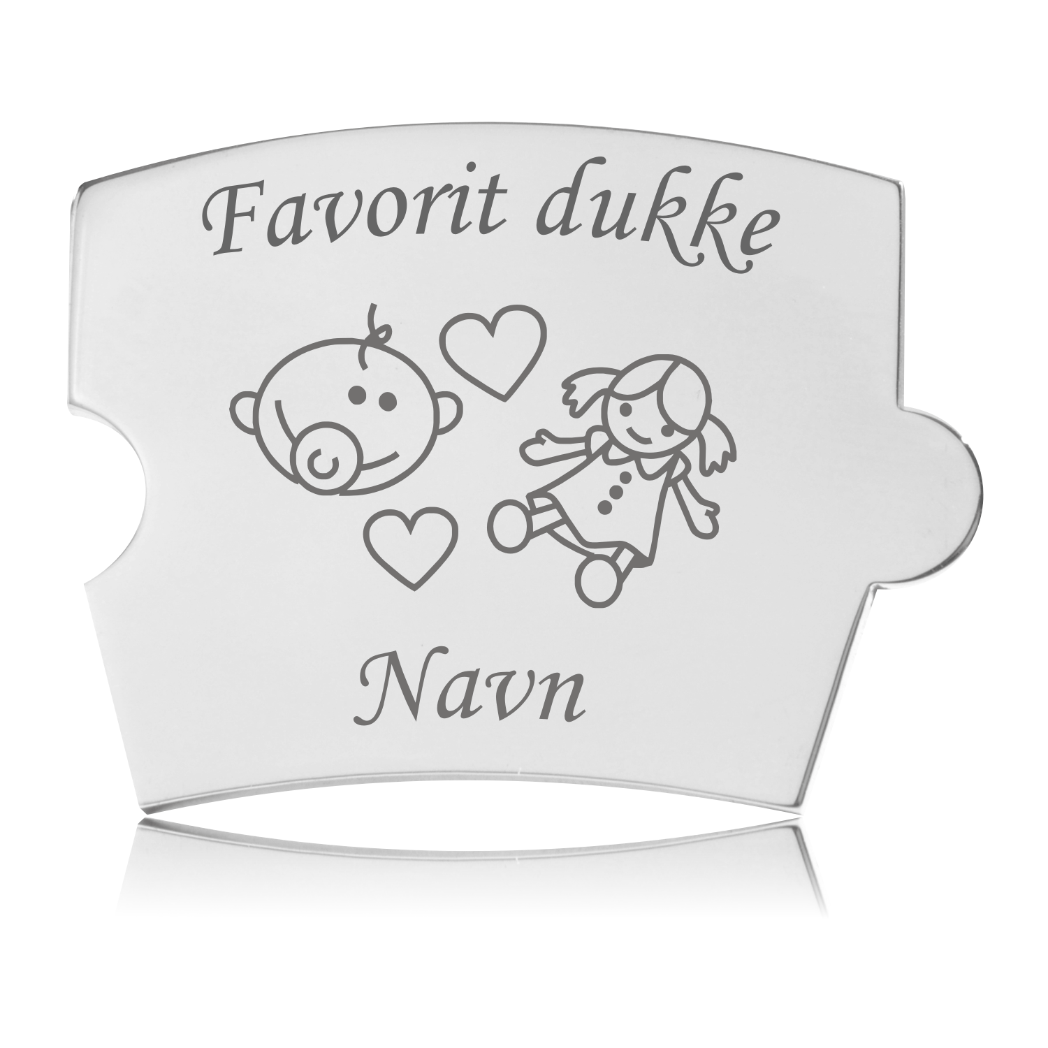 Spin Favorit dukke mindebrik Memozz Spin Favorit dukke brik i håndpoleret rustfrit stål med lasergraveret motiv af et barn, en dukke og hjerter samt teksten "Favorit dukke" og "Navn".