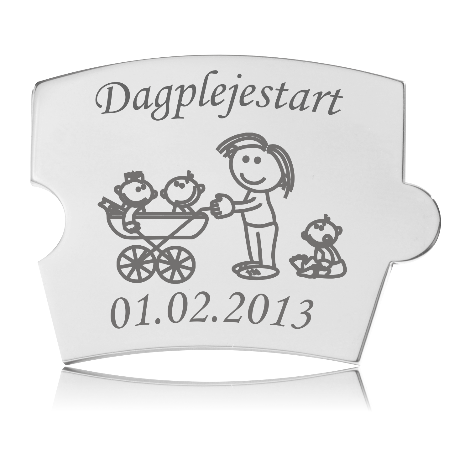 Memozz Spin Dagplejestart brik i rustfrit stål med gravering af glad figur, barnevogn, babyer og teksten "Dagplejestart".