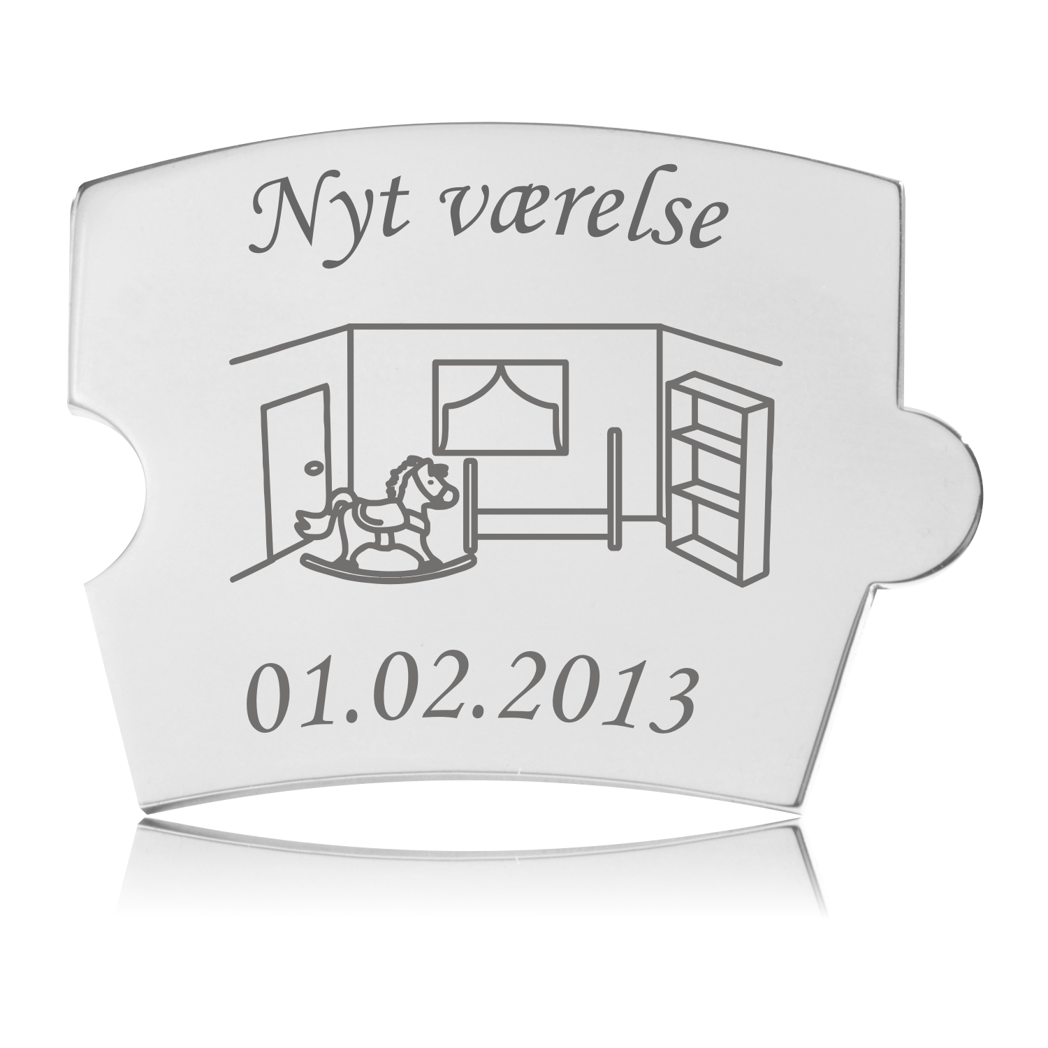 Memozz Spin brik "Nyt værelse" i sølvfarvet stål med lasergraveret illustration af børneværelse og tekst