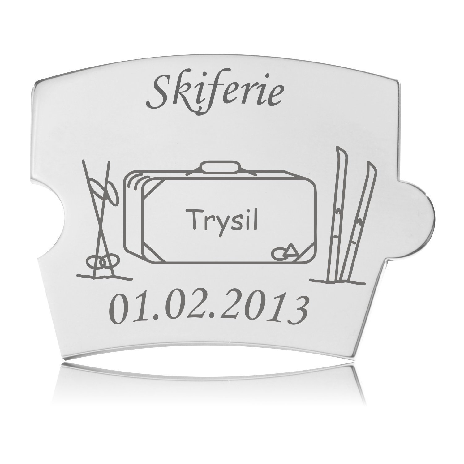 Memozz Spin brik i håndpoleret rustfrit stål med gravering af "Skiferie", kuffert med "Trysil" og ski, der symboliserer en mindeværdig skiferie.