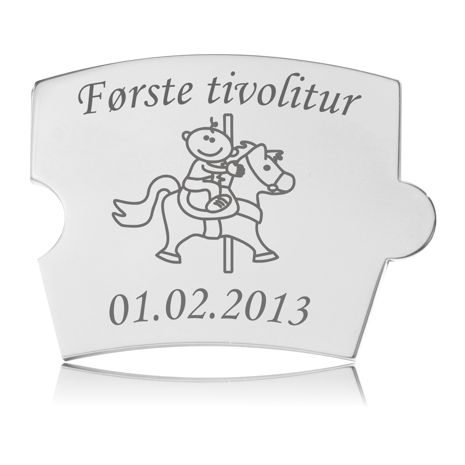 Memozz Spin brik "Første tivolitur" i håndpoleret rustfrit stål med lasergraveret illustration af et barn på en karuselhest og teksten "Første tivolitur"