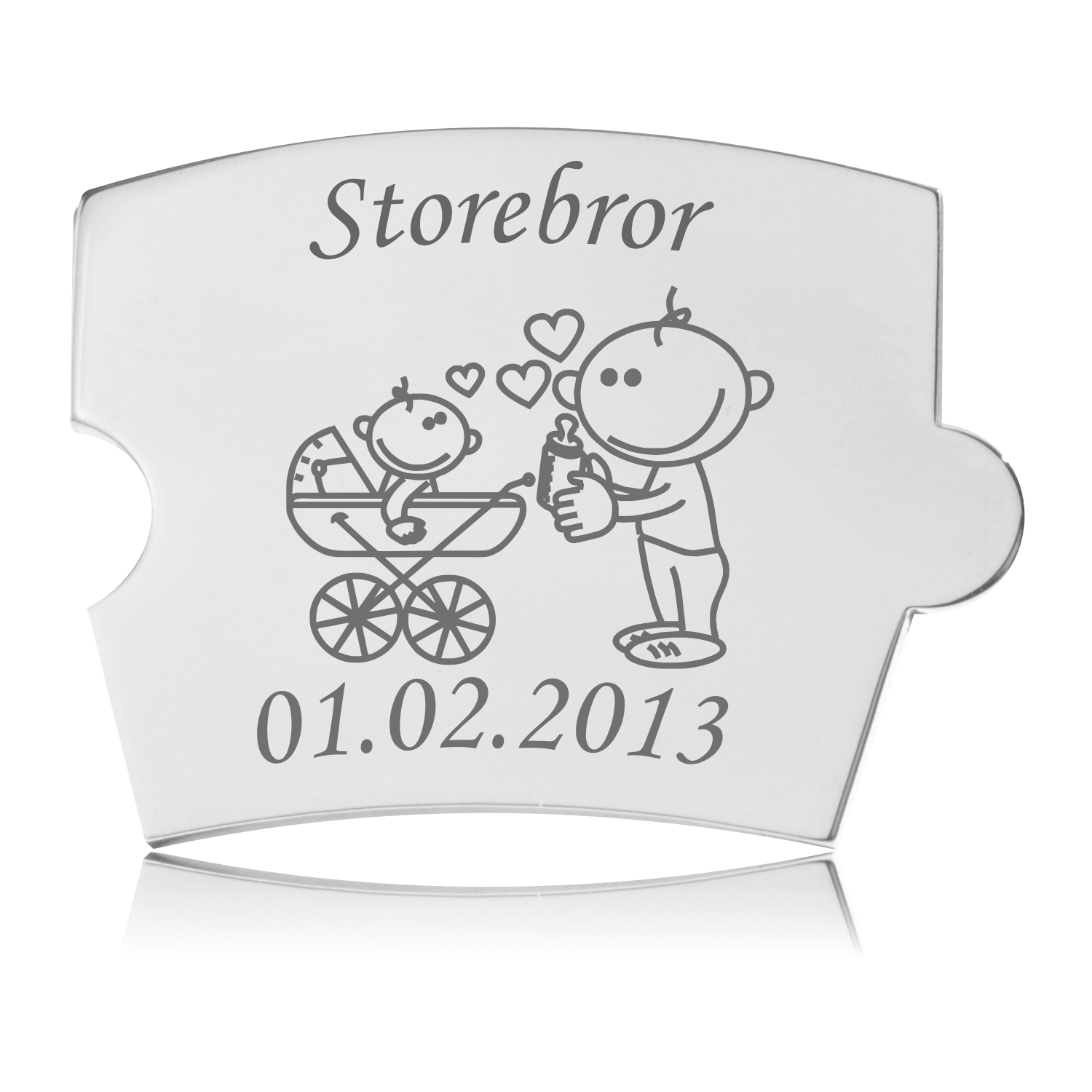 Memozz Spin Storebror brik i rustfrit stål med gravering af dreng skubber barnevogn og teksten "Storebror" samt en dato.