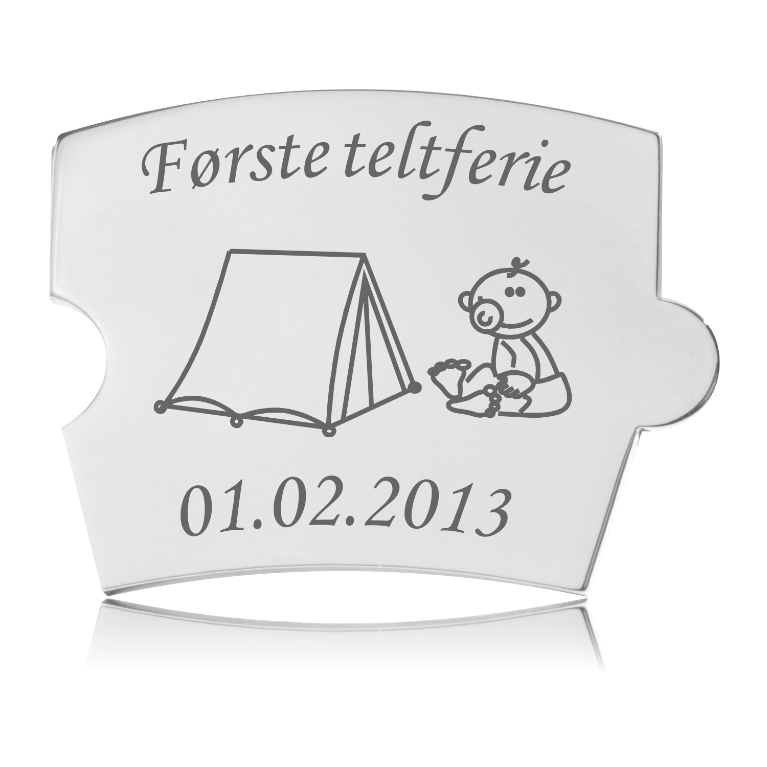 Memozz Spin brik "Første teltferie" i håndpoleret rustfrit stål, med lasergraveret motiv af telt og baby med sut, klar til personlig mindetavle.