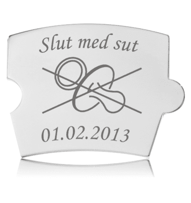 Blankpoleret rustfri stål brik til Memozz Spin. Graveret ikon af en sut med streg over. Teksten "Slut med sut" er smukt indgraveret.