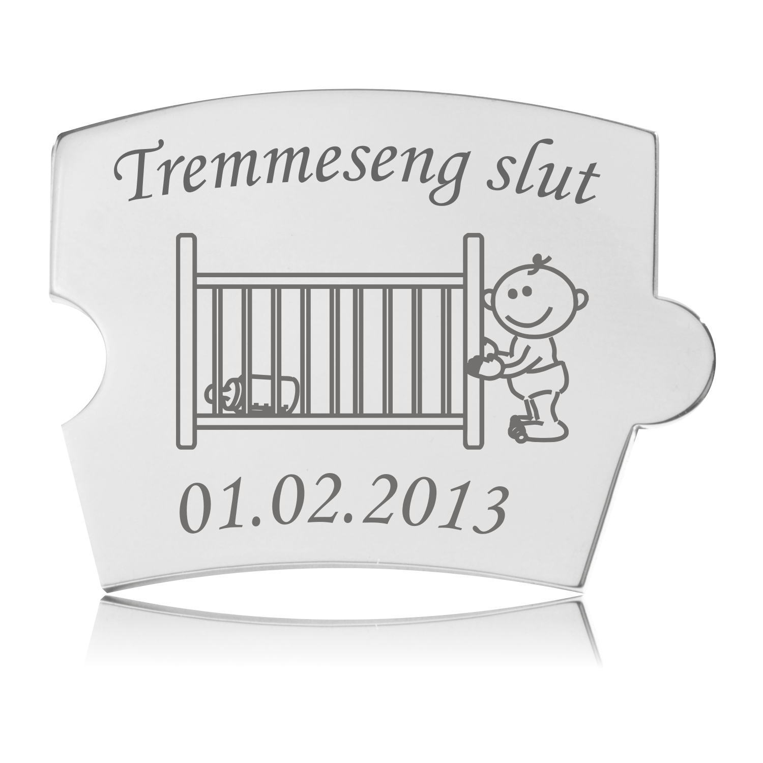 Memozz Spin brik i stål med gravering af baby ved tremmeseng og teksten Tremmeseng slut, til en personlig mindetavle.
