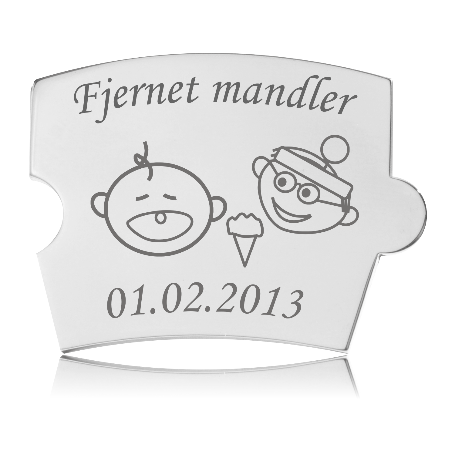 Memozz Spin brik "Fjernet mandler" i håndpoleret rustfrit stål med gravering af to børneansigter og en isvaffel. Den har en dybt mørkegrå gravering.