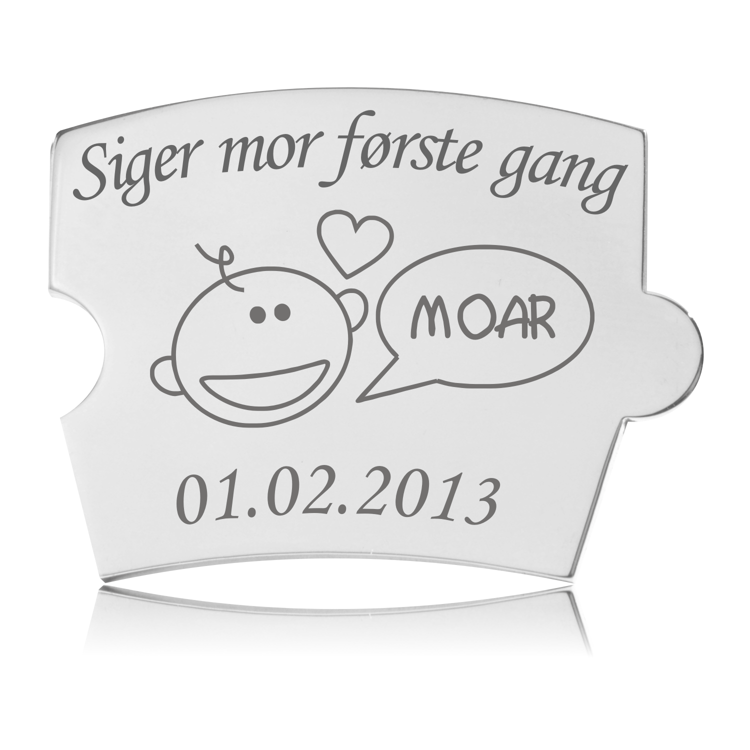 Spin Brik Siger Mor Første Gang Memozz Spin brik i håndpoleret rustfrit stål med teksten "Siger mor første gang" og sød babyillustration, klar til at blive sat i en Memozz Spin mindetavle.