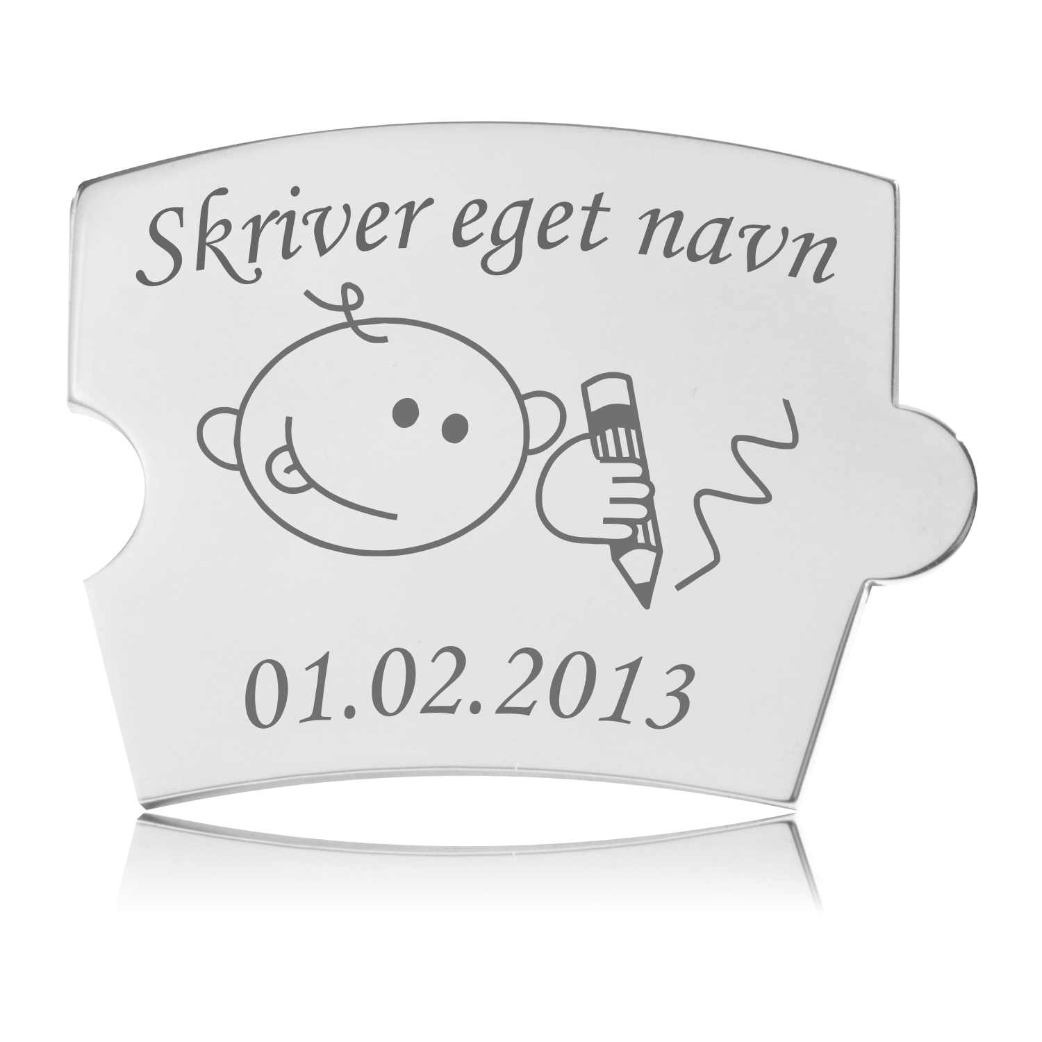 Memozz Spin brik i rustfrit stål med gravering af et barn, der skriver "Skriver eget navn"