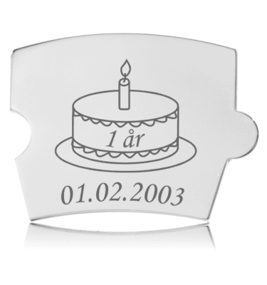Blankpoleret Memozz Spin "Fødselsdag - Model Kage" mindebrik i rustfrit stål med graveret kagedesign og inskriptionen "1 år" og en dato