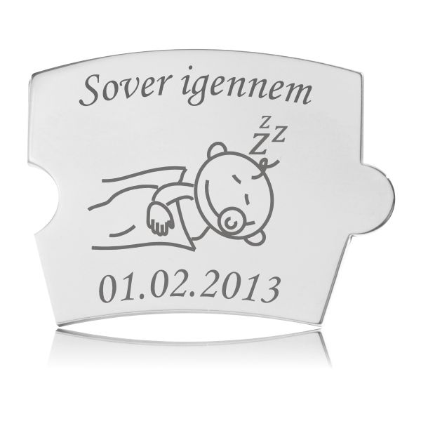 Memozz Spin mindebrik "Sover igennem" i håndpoleret rustfrit stål med gravering af sovende baby og teksten "Sover igennem". En sød milepæl for forældre.