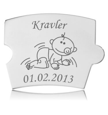 Memozz Spin Kravler mindebrik i poleret rustfrit stål med graveret design af et kravlende barn og teksten "Kravler"