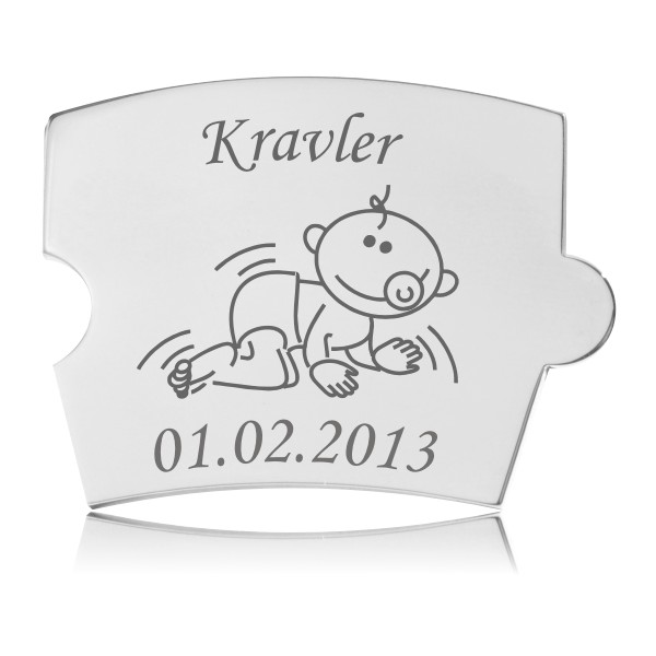 Memozz Spin Kravler mindebrik i poleret rustfrit stål med graveret design af et kravlende barn og teksten "Kravler"