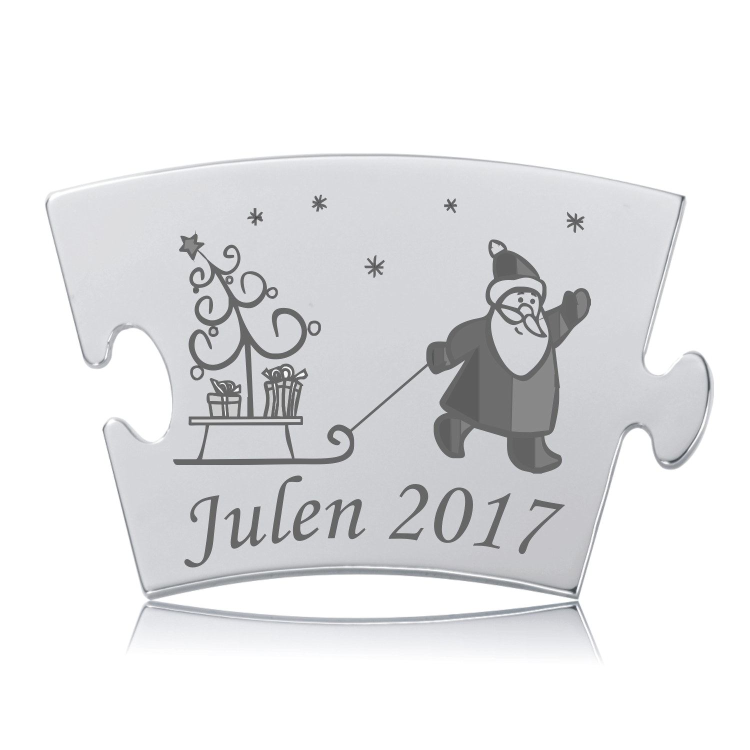 Julebrik 2017 – Memozz Classic Årets Julebrik 2017 – Puzzlebrik i stål med gravering af julemand, kane og træ. "Julen 2017" står smukt graveret.