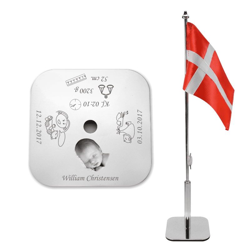 Bordflagstang med indgraveret foto af barnet.