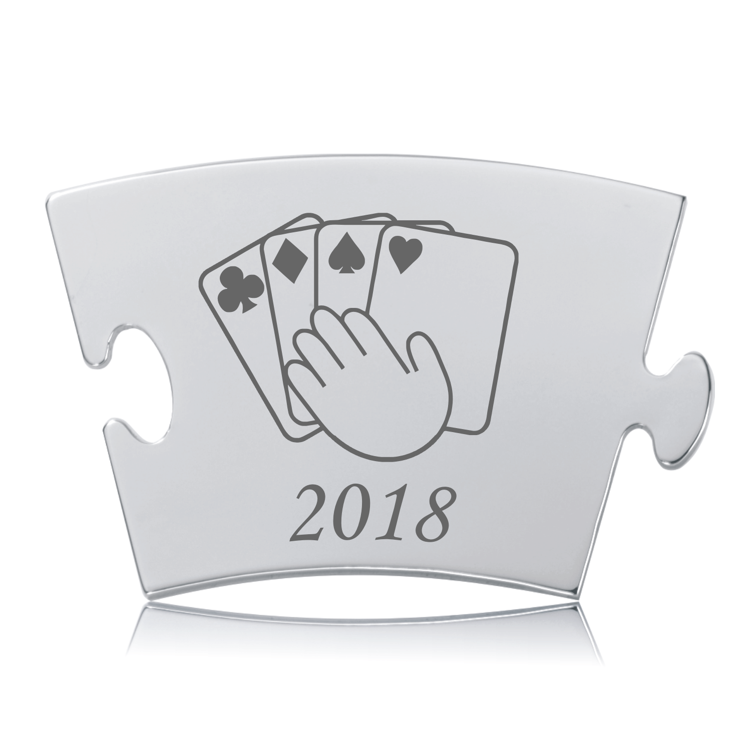 Memozz Classic Årsbrik 2018 - Spillekort Design Blankpoleret Memozz Classic årsbrik 2018 med motiv af en hånd med spillekort og årstallet 2018 indgraveret.