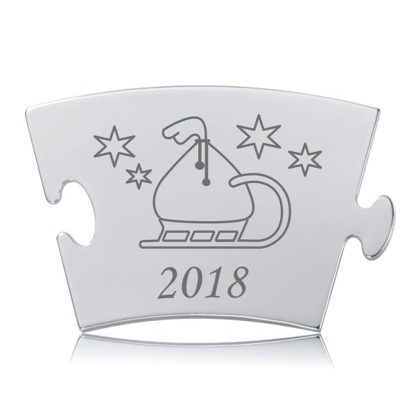 Blankpoleret julebrik fra 2018 med en gravering af julemanden i sin slæde og stjerner omkring, samt årstallet 2018