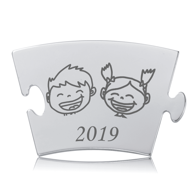 Årsbrikken 2019 for Memozz Classic med glade børnemotiver Memozz Classic Årsbrik 2019 i rustfrit stål med gravering af to glade børneansigter og årstallet 2019