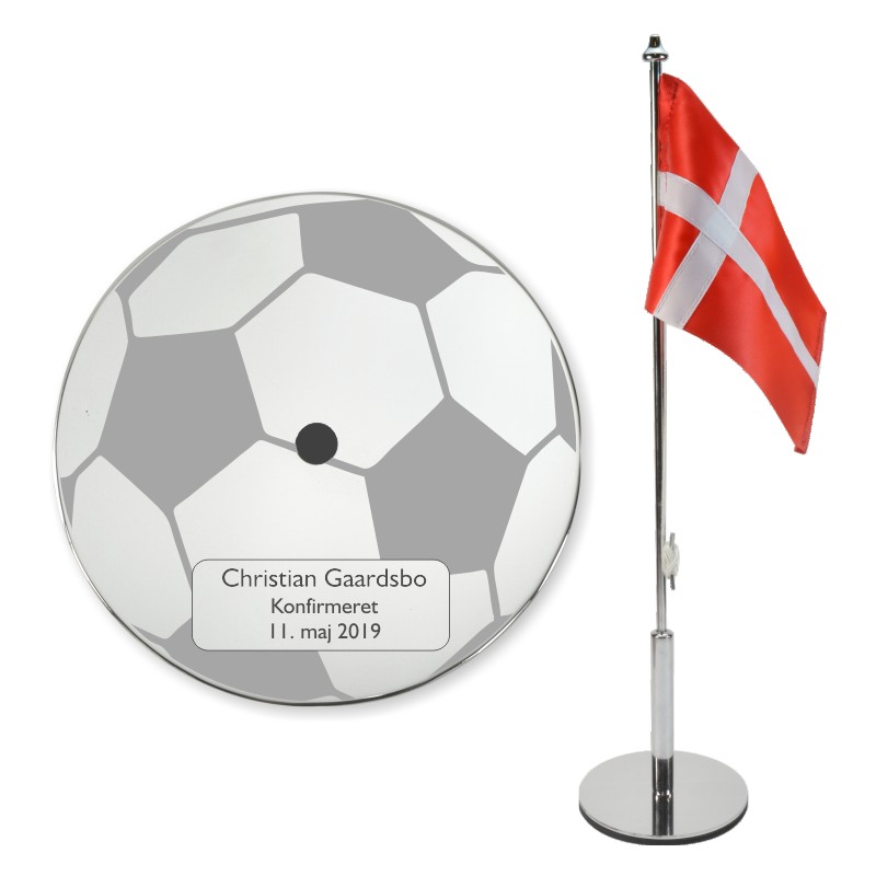 Konfirmationsflag med fodbold motiv på foden. Personlig gravering er vist på den blanke stålfod ved siden af Dannebrogsflaget.