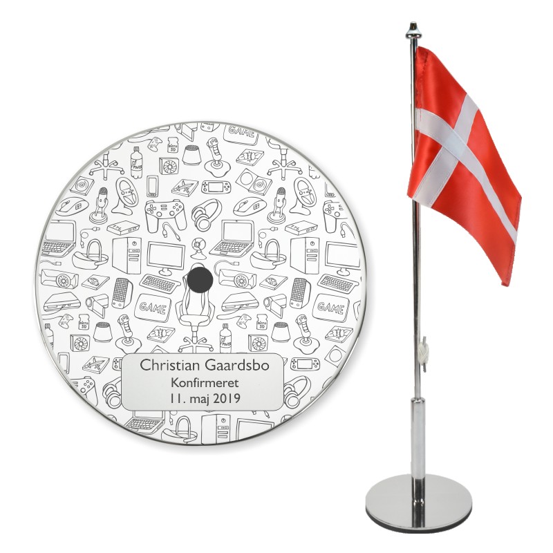 Konfirmationsflag med gamer motiv og personlig gravering på den runde, blankpolerede stålfod. Viser flag, fod og indgravering.
