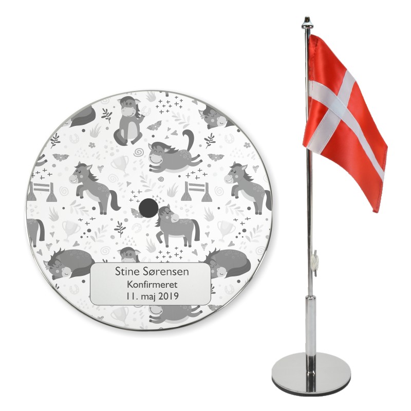 Konfirmationsflag med personlig gravering og et sødt hestemotiv på den runde, spejlpolerede stålfod.