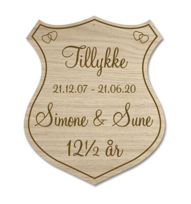 Æresport skjold til kobberbryllup i egetræsfiner. Skiltet er personligt graveret med navne og dato for en unik fejring.
