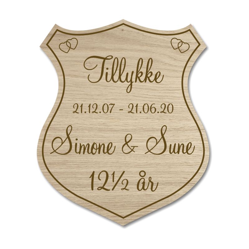 Æresport skjold til kobberbryllup i egetræsfiner. Skiltet er personligt graveret med navne og dato for en unik fejring.