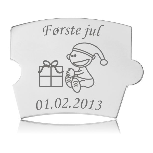 Memozz Spin mindebrik i håndpoleret rustfrit stål, graveret med et nissebarn, en julegave og teksten "Første jul".