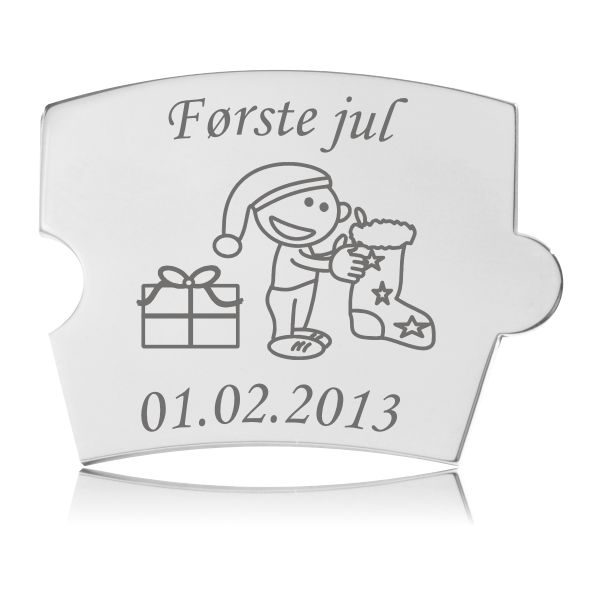 Memozz Spin brik i sølvfarvet stål med gravering af en nisse med julestrømpe og ‘Første Jul’
