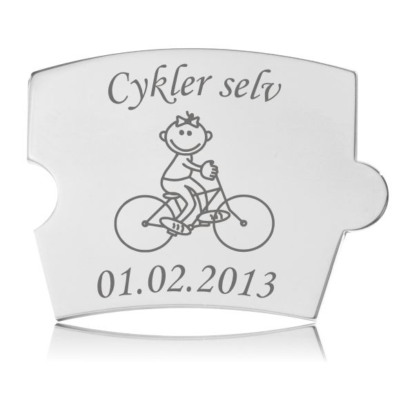 Rundpoleret Memozz Spin "Cykler selv (Pige)" brik i rustfrit stål med tydelig mørkegrå gravering af en cyklende pige