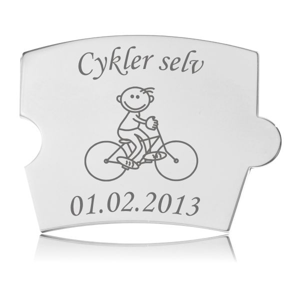 Memozz Spin brik i stål med gravering af en dreng der cykler selv. En personlig gave til en mindetavle for et barn.