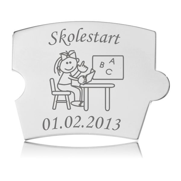 Memozz Spin Skolestart Pige brik i håndpoleret rustfrit stål med lasergraveret tegning af pige ved skolebænk og teksten "Skolestart"