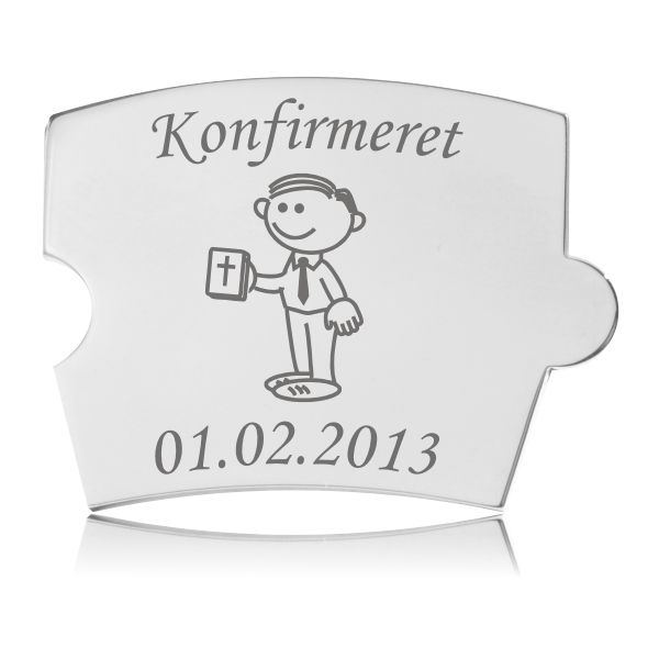 Memozz Spin brik til konfirmation for dreng, med teksten "Konfirmeret" og tegning af en konfirmand, graveret i rustfrit stål.
