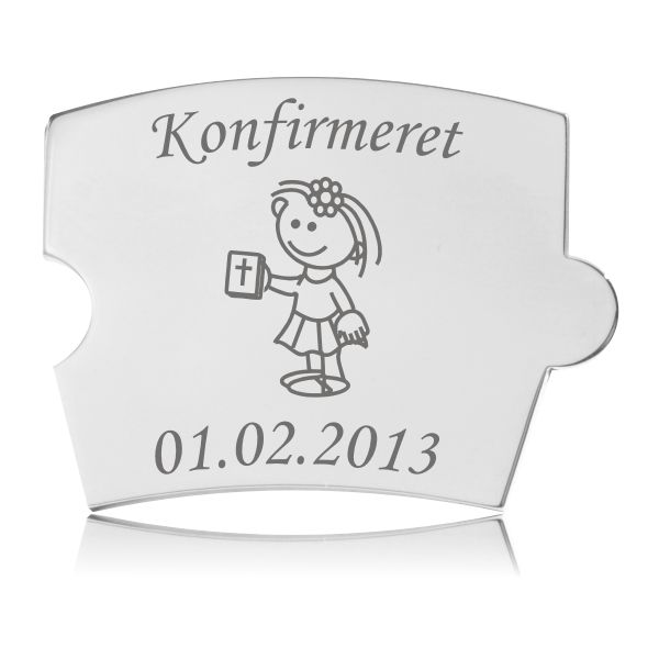 Memozz Spin konfirmationsbrik, pige med kjole, diadem og bog, laser graveret på skinnende rustfrit stål til mindetavle. Detaljeret og personlig.