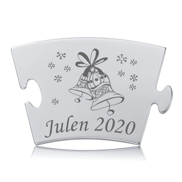 Årets Julebrik 2020 i håndpoleret rustfrit stål med graverede juleklokker, snefnug og teksten "Julen 2020".