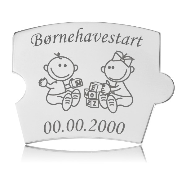Memozz Spin Børnehavestart brik i blankt rustfrit stål med gravering af to legende børn